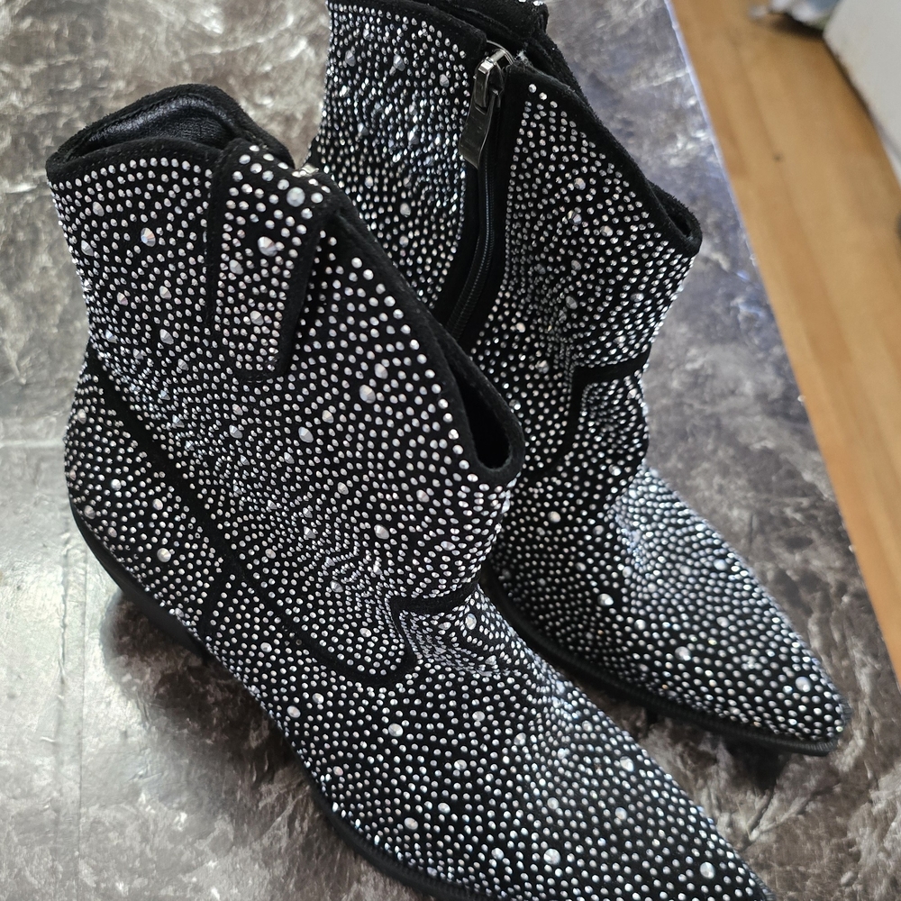 Stylish Black and White Women's Boots - Picture 2 of 3
